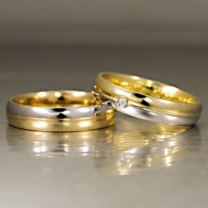 Par de Alianças Bodas de Prata Ouro Amarelo/Branco Semi Anatômica Com Brilhante 6mm