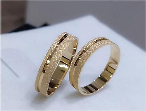 Par de Alianças Semi Anatômica Diamantada Friso Lateral 18k 5mm