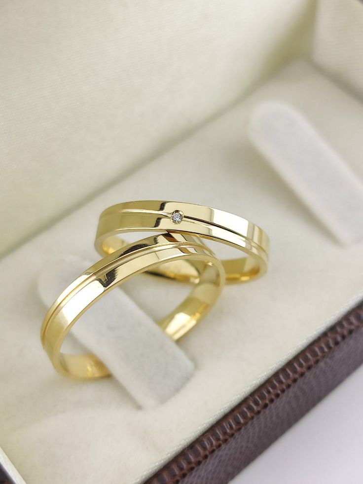 Par de Alianças Tradicional Reta Pedra Zircônia Branca 18k 4mm