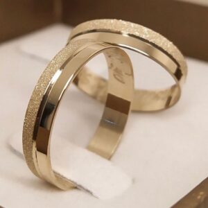 Par de Alianças Anatômica Friso Central Polida/Diamantada 18k 5mm