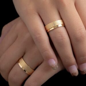 Par de Alianças Diamantada 18k Friso Rebaixado Polida - Com 3 Pedras Zircônia -5mm