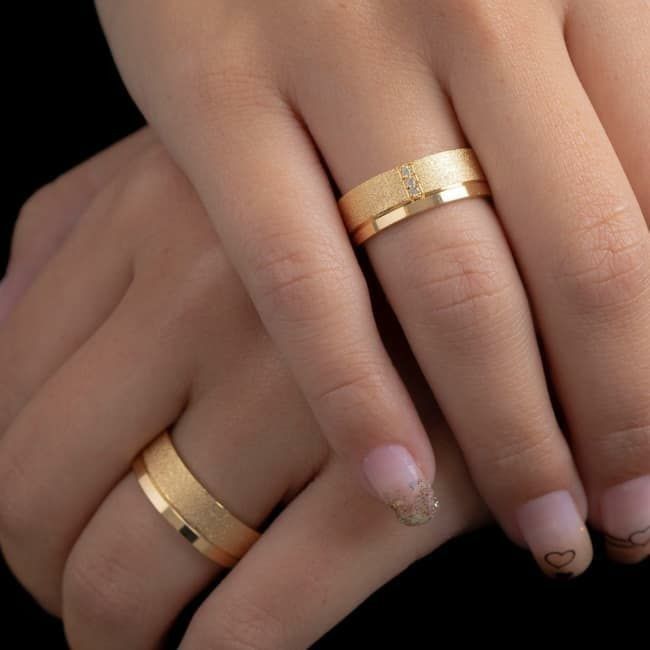 Par de Alianças Diamantada 18k Friso Rebaixado Polida - Com 3 Pedras Zircônia -5mm
