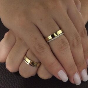 Par de Alianças Tradicional Reta Ouro Branco e Amarelo Pedra Zircônia 18k 5mm