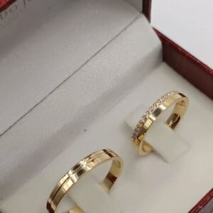 Par de Alianças Tradicional Reta Friso Central - Zircônia Branca 18k 4mm