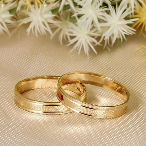 Par de Alianças Semi Anatômica Polida 2 Frisos 18k 4mm