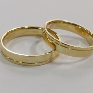 Par de Alianças Semi Anatômica Polida Friso Lateral 18k 4mm