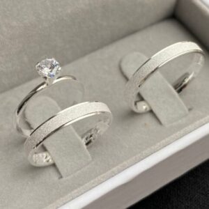 Par de Alianças de Prata 4mm com Solitário + Gravação + Caixinha