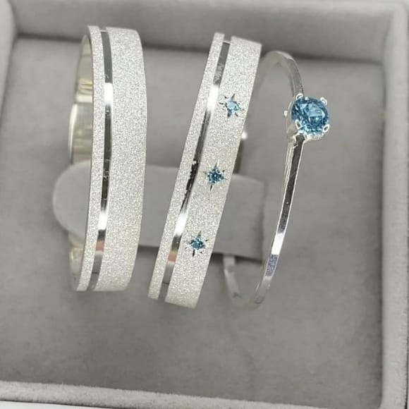 Par de Alianças de Prata 4mm com Solitário + Gravação + Caixinha