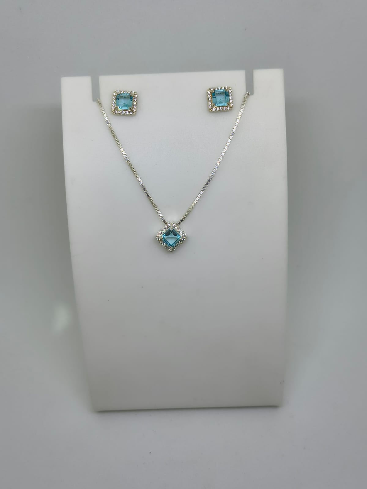 Conjunto pedra quadrada azul sintética com zircônias 45cm