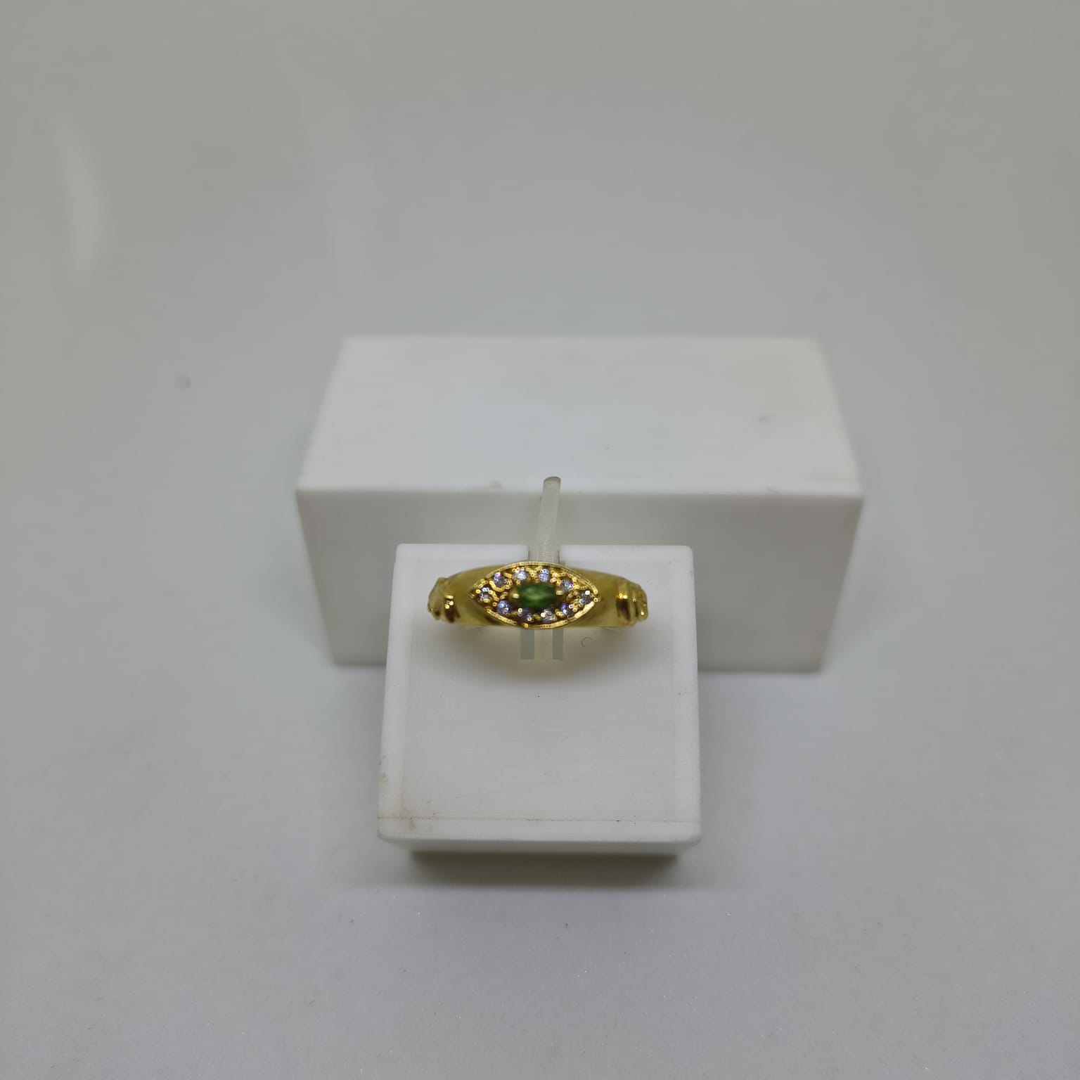 Anel de Formatura Esmeralda sintética com Zircônias branca