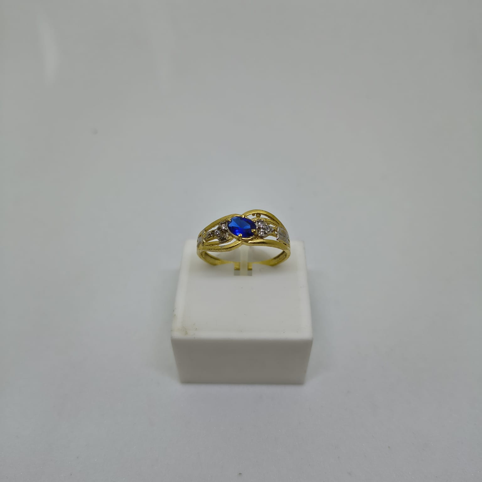 Anel de Formatura Safira sintética com 6 zircônias branca