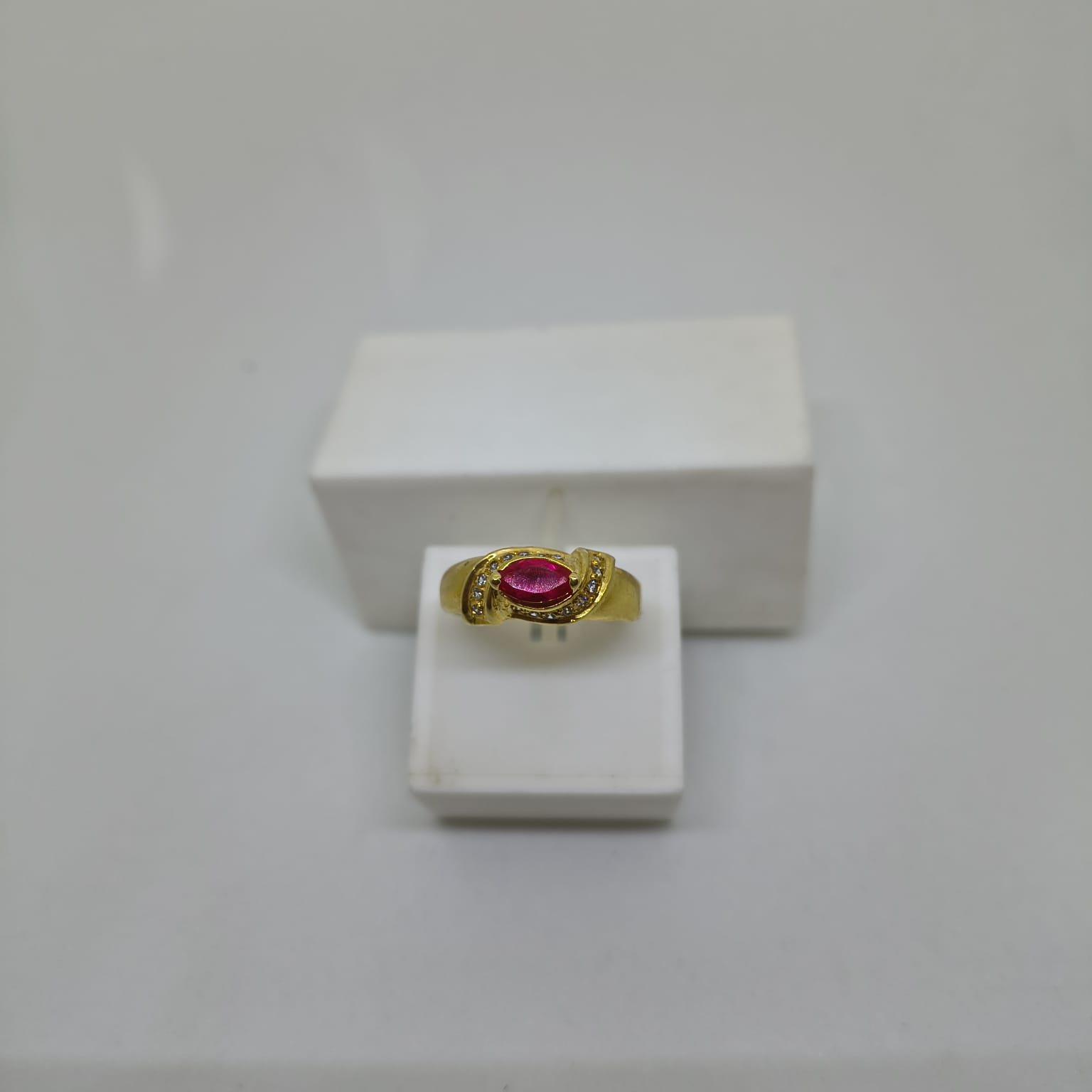 Anel de Formatura Rubi sintético com 16 zircônias branca