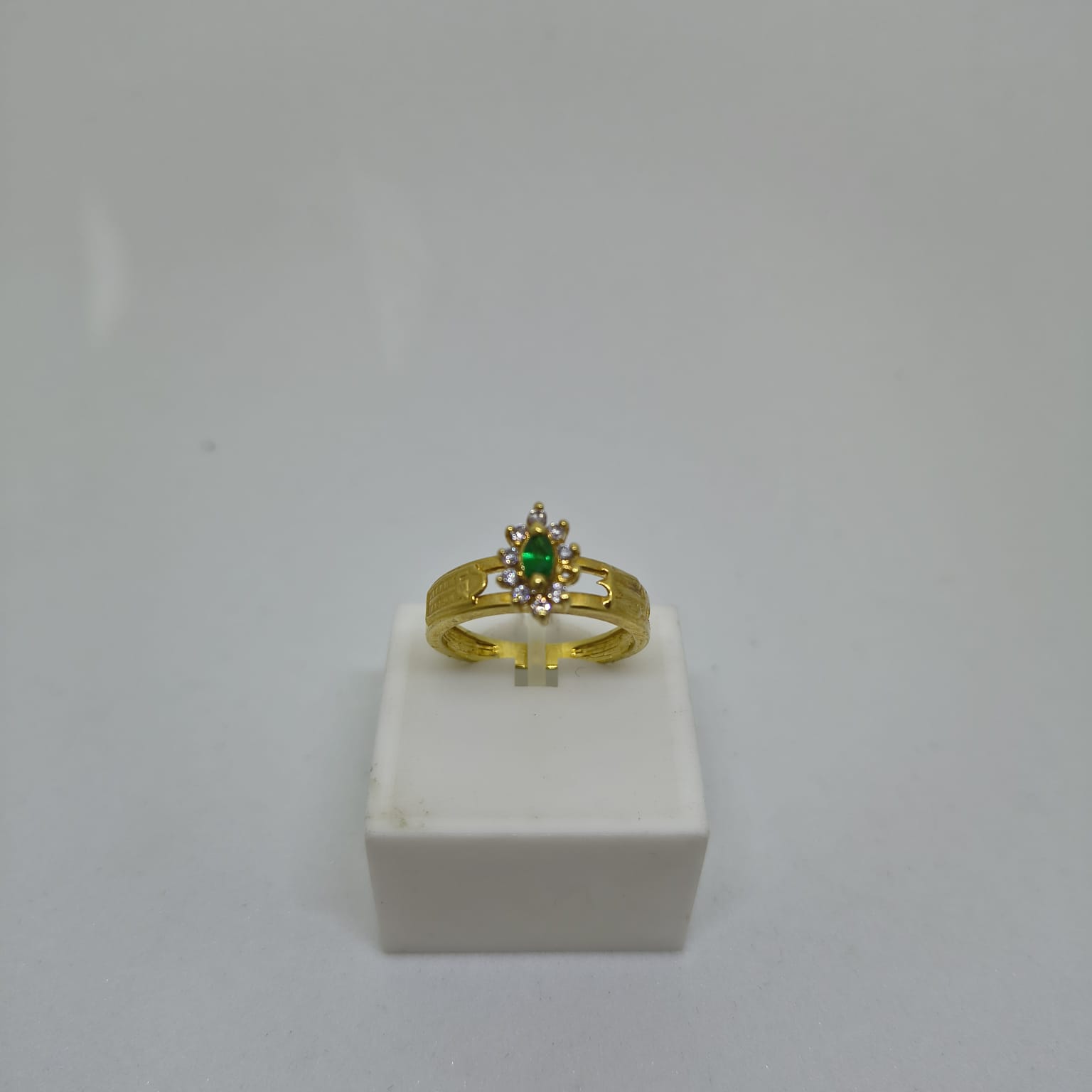 Anel de Formatura Esmeralda sintética com 10 zircônias Branca