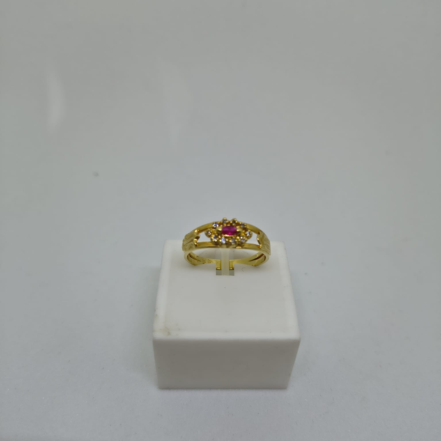 Anel de Formatura Rubi sintético com 10 zircônias Branca