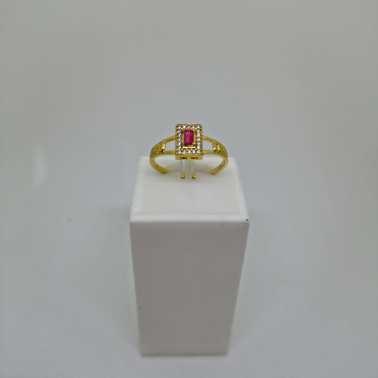 Anel de Formatura Rubi sintético com 20 zircônias Branca