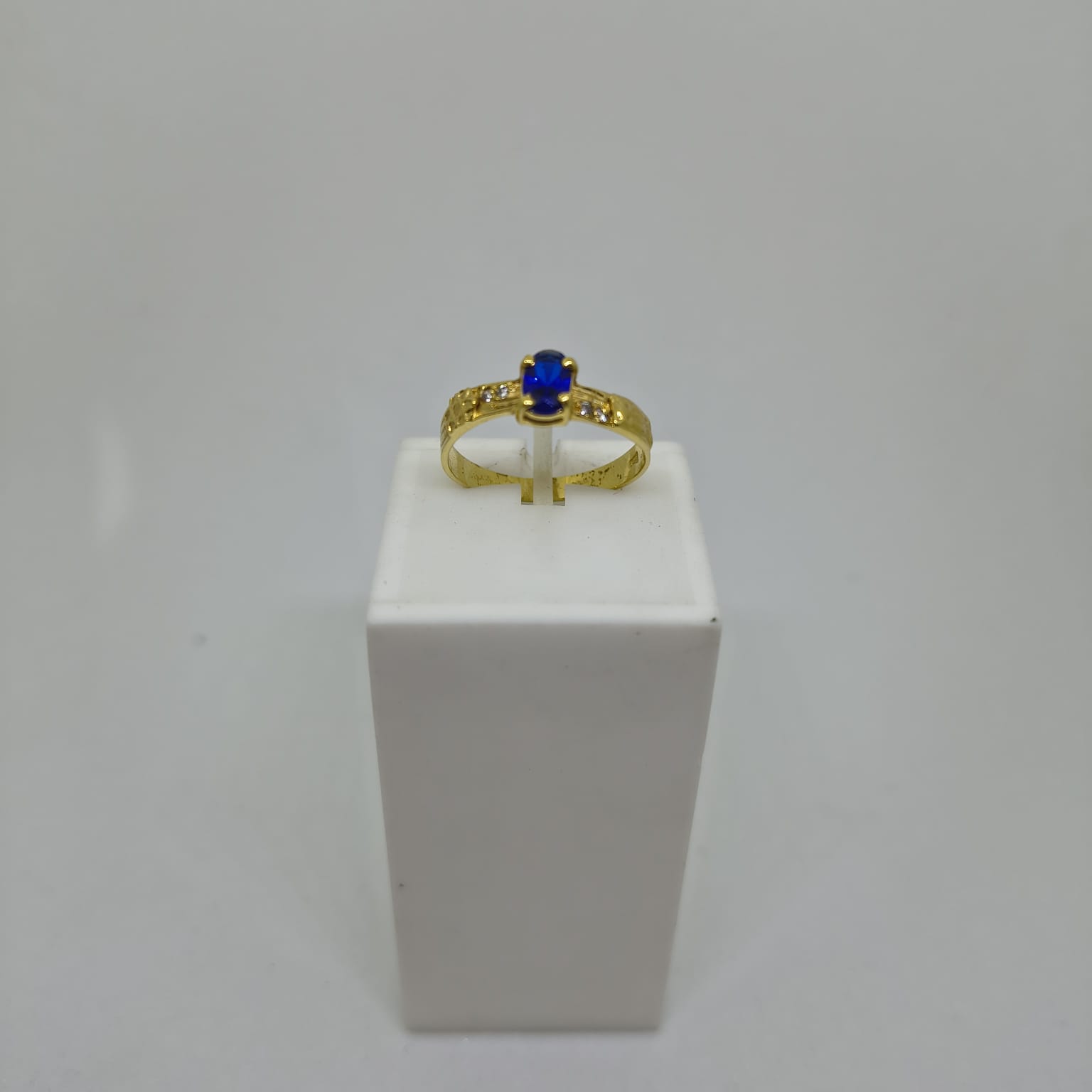 Anel de Formatura Safira sintética com 4 zircônias Branca