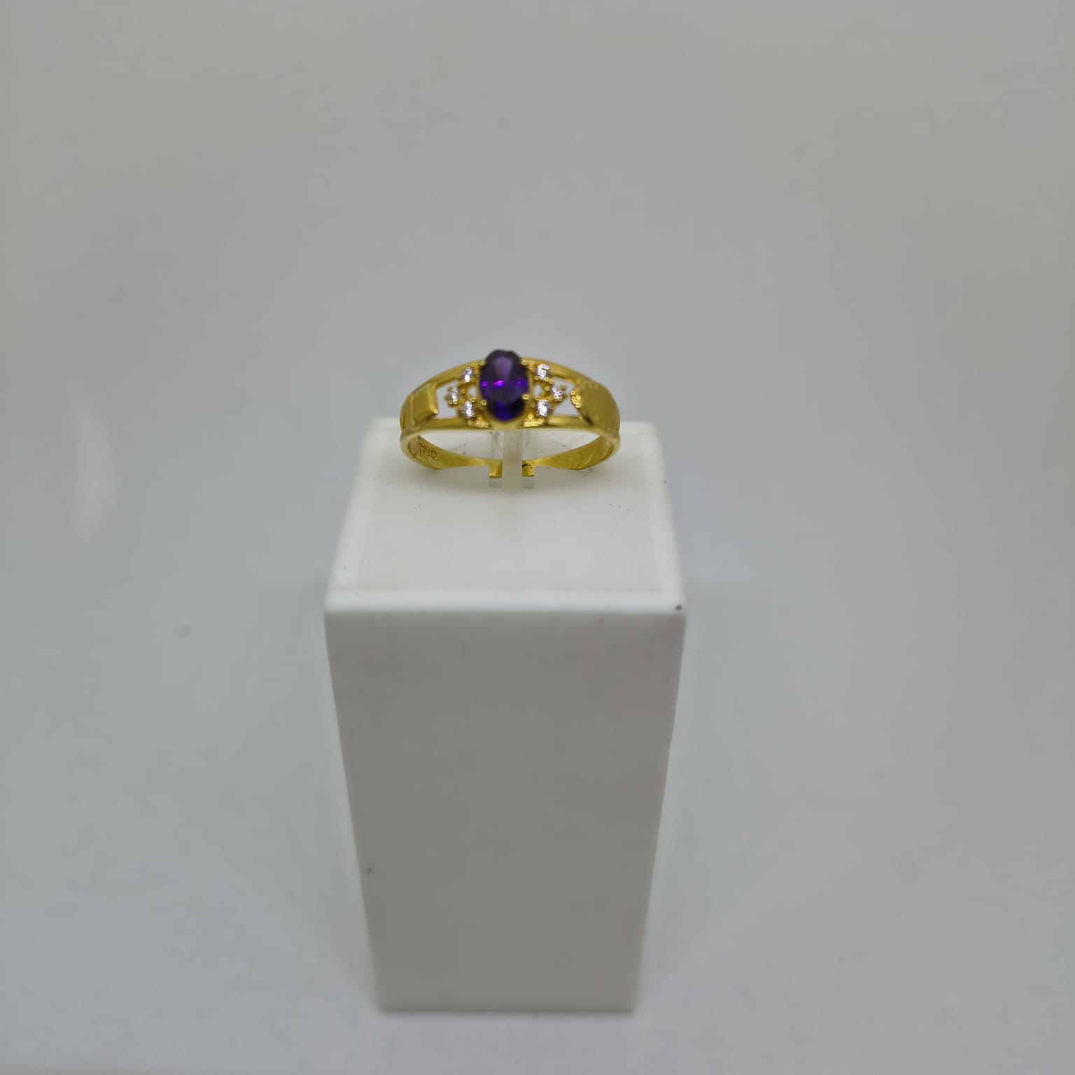 Anel de Formatura Ametista sintética com 6 zircônias Branca