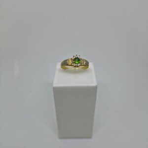 Anel de Formatura Esmeralda sintética com 6 zircônias Branca