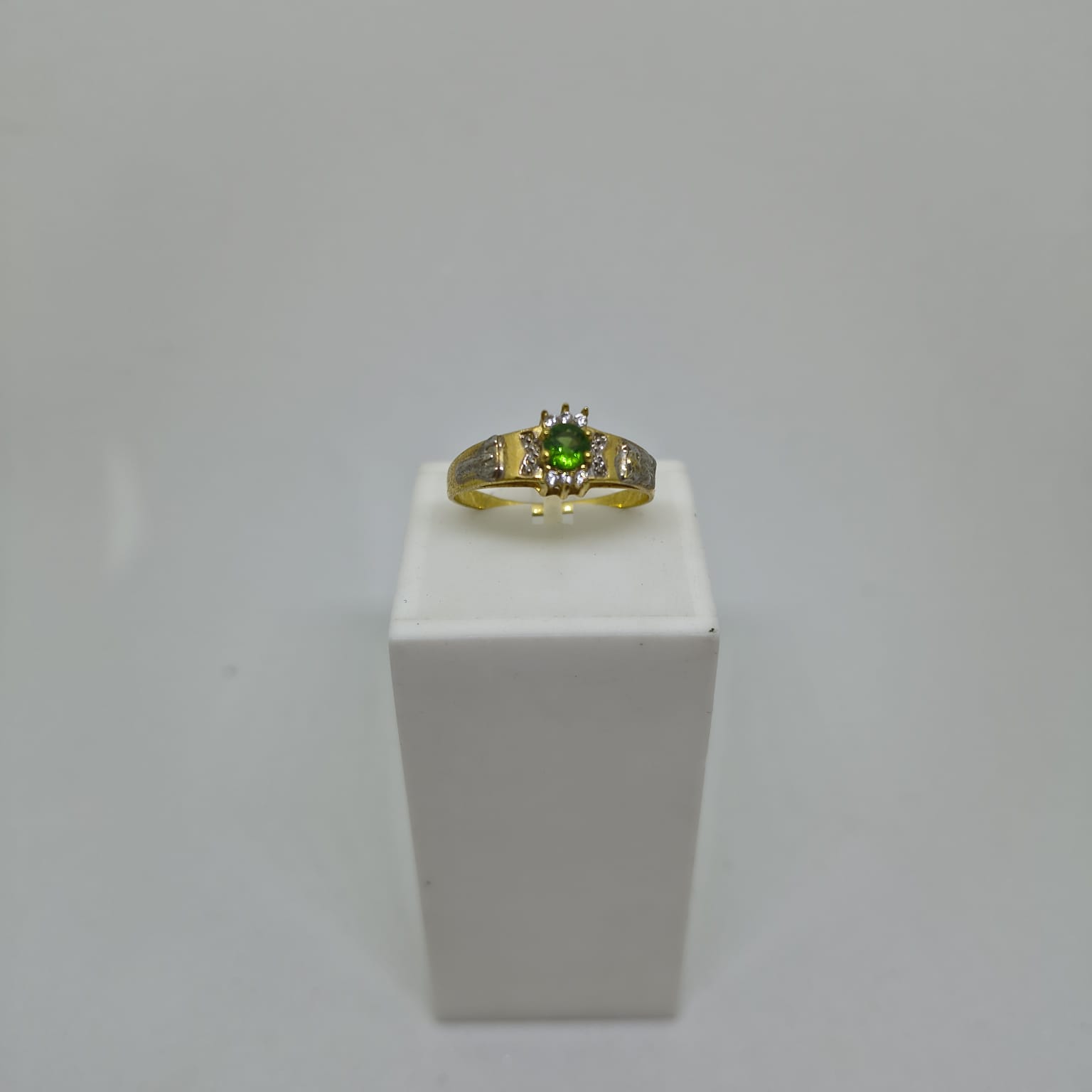 Anel de Formatura Esmeralda sintética com 6 zircônias Branca