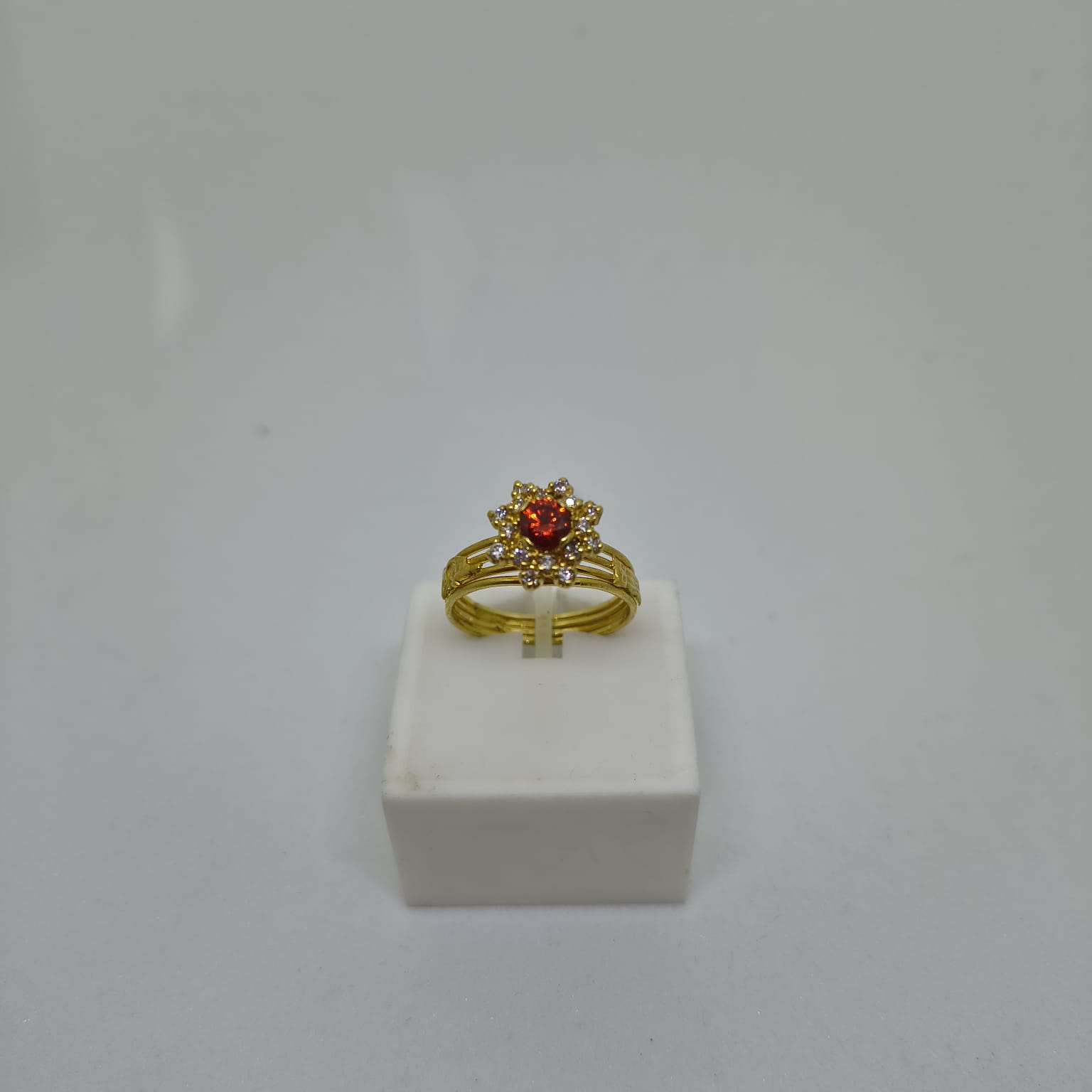 Anel de Formatura chuveiro Rubi sintético com 16 zircônias Branca