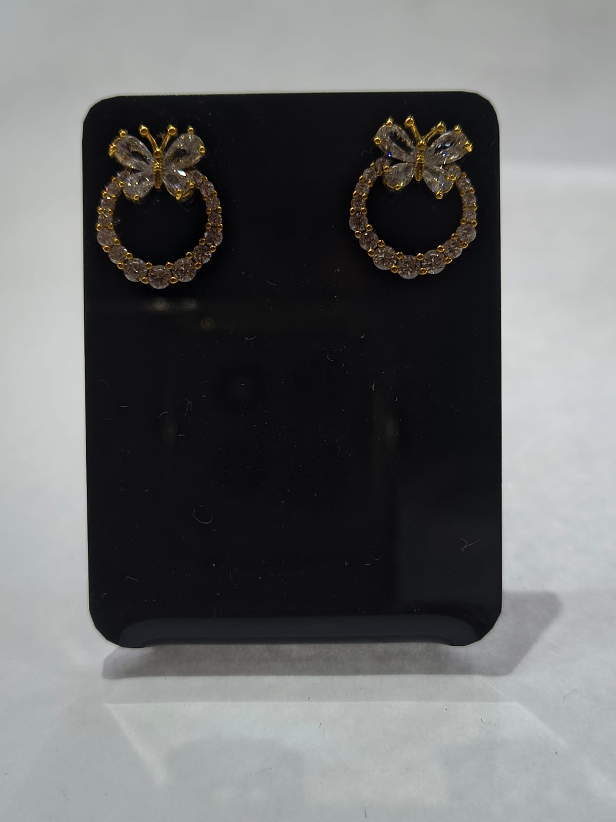 Brinco Círculo com Borboleta Zircônia