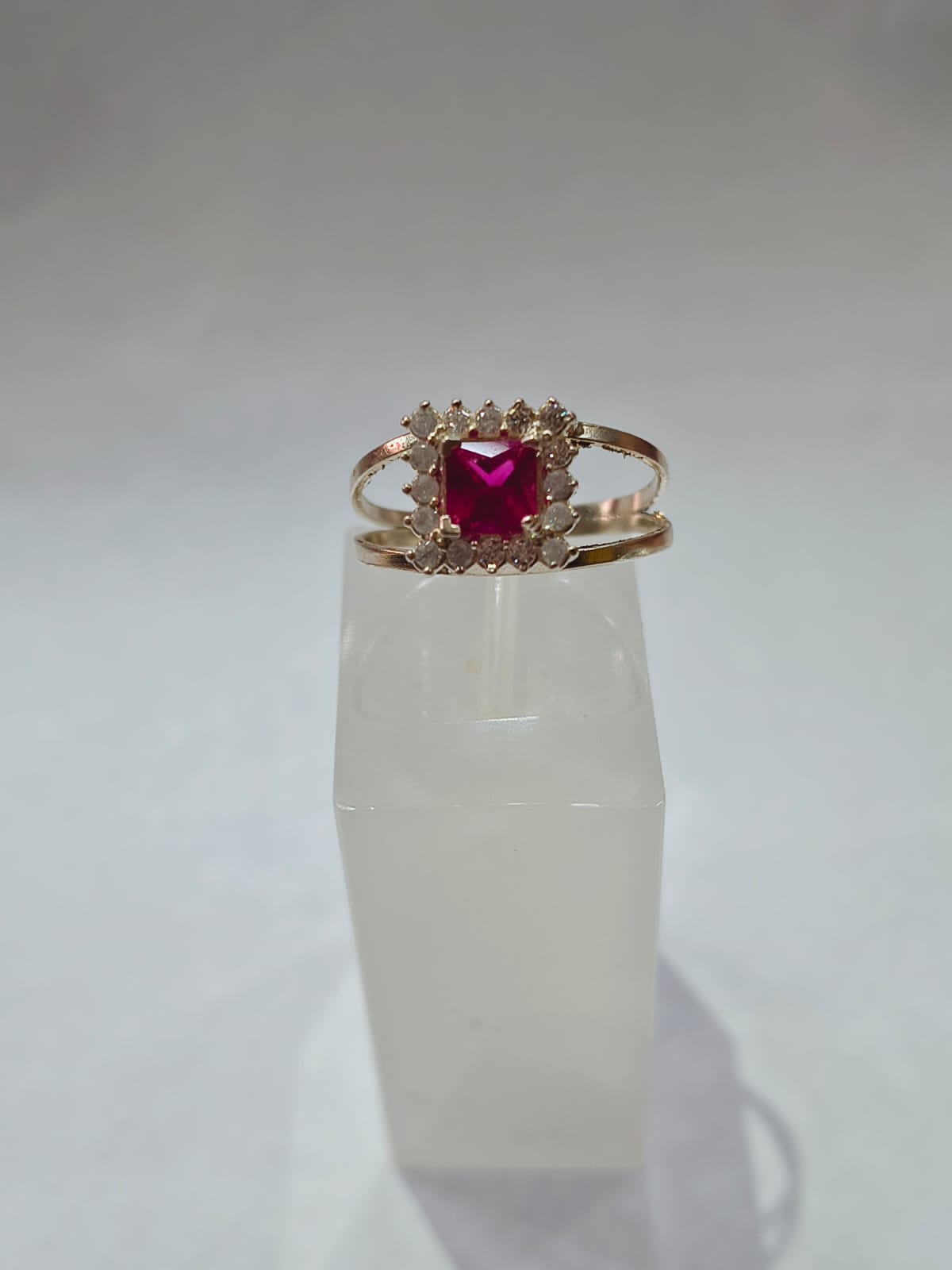 Anel com Zircônia Vermelha e Branca Aro 21