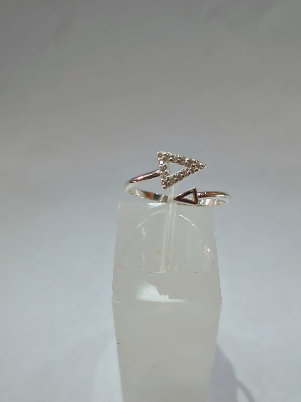 Anel Triângulo com Zircônia Ajustável