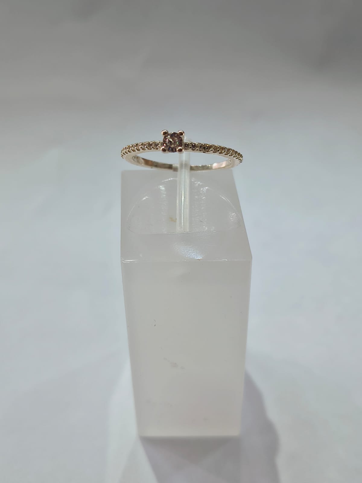 Anel Solitário com Pedras Laterais